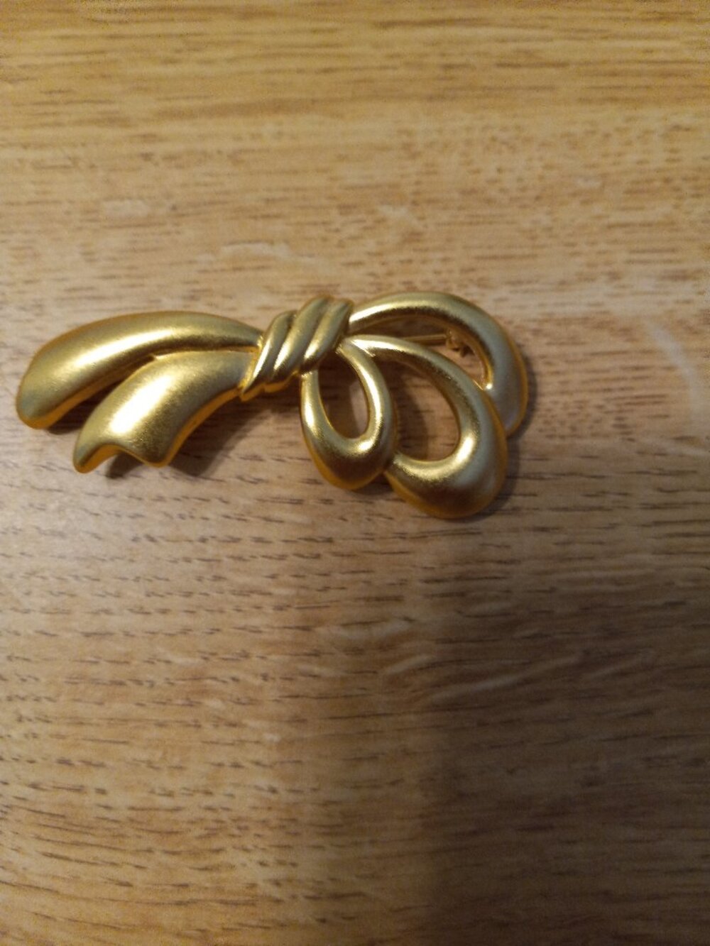 VINTAGE GOLD TONE BOW BROOCH PIN